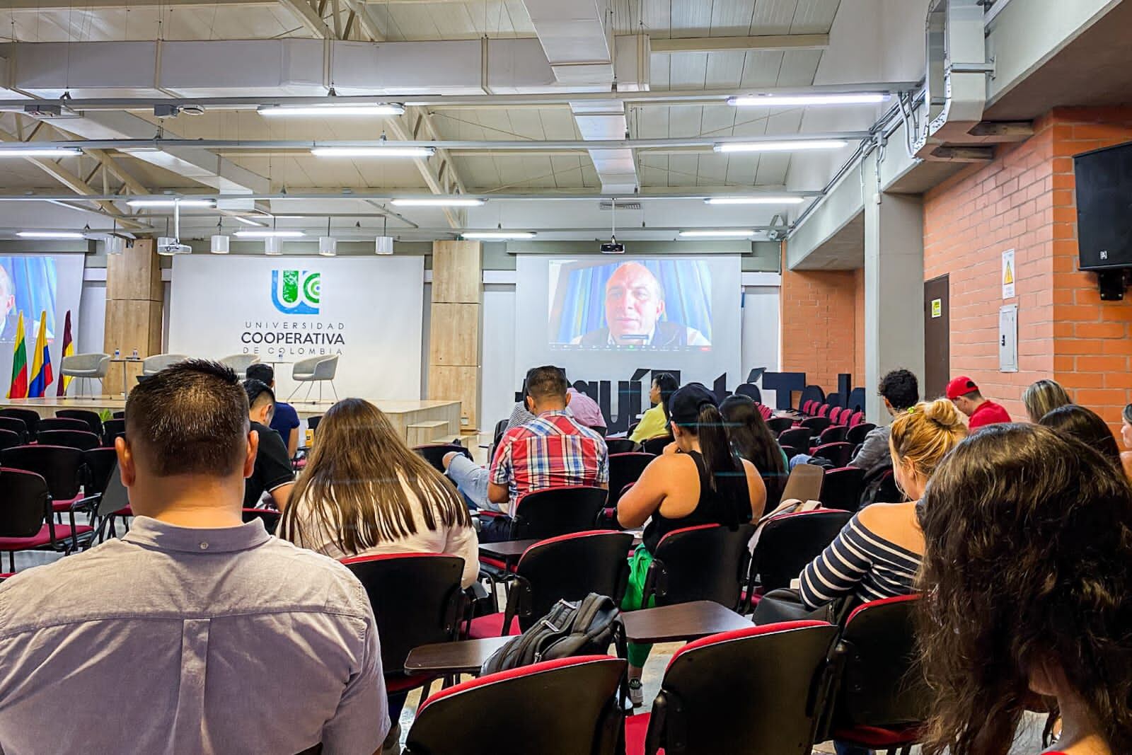 Defensoría pide avanzar en medidas para frenar violencia de género contra periodistas en plataformas digitales