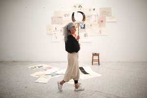 Vistamos el taller de la artista bogotana Luz Lizarazo para que nos hablara de la obra que abre la bienal de Malta, de su autoría, y del arte que la mueve.