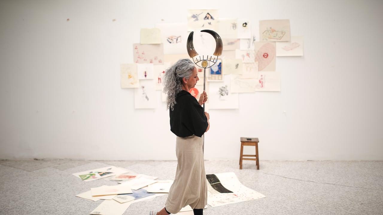 Vistamos el taller de la artista bogotana Luz Lizarazo para que nos hablara de la obra que abre la bienal de Malta, de su autoría, y del arte que la mueve.