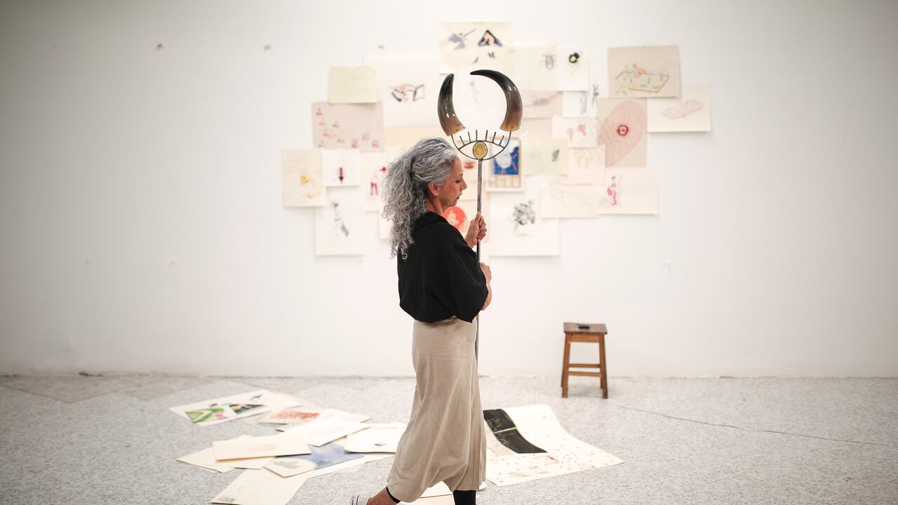 Vistamos el taller de la artista bogotana Luz Lizarazo para que nos hablara de la obra que abre la bienal de Malta, de su autoría, y del arte que la mueve.