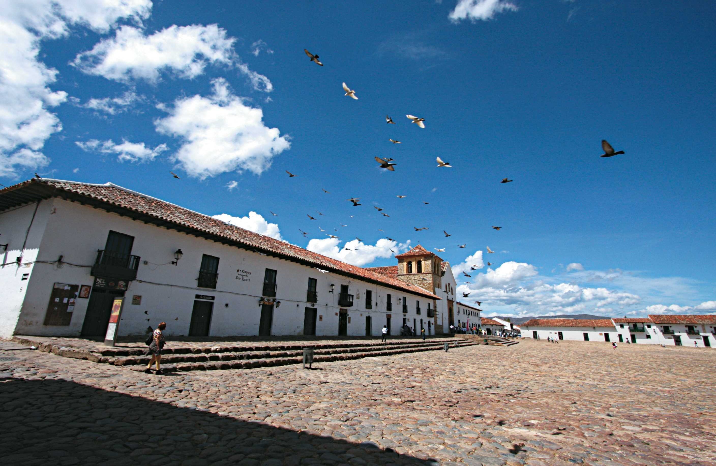 Villa de Leyva: La ciudad colonial con calles empedradas y edificios blancos. Allí se puede subir a la montaña disfrutar de la vista. Los turistas también suelen hacer paseos a caballo, practicar ciclismo de montaña y rappel.