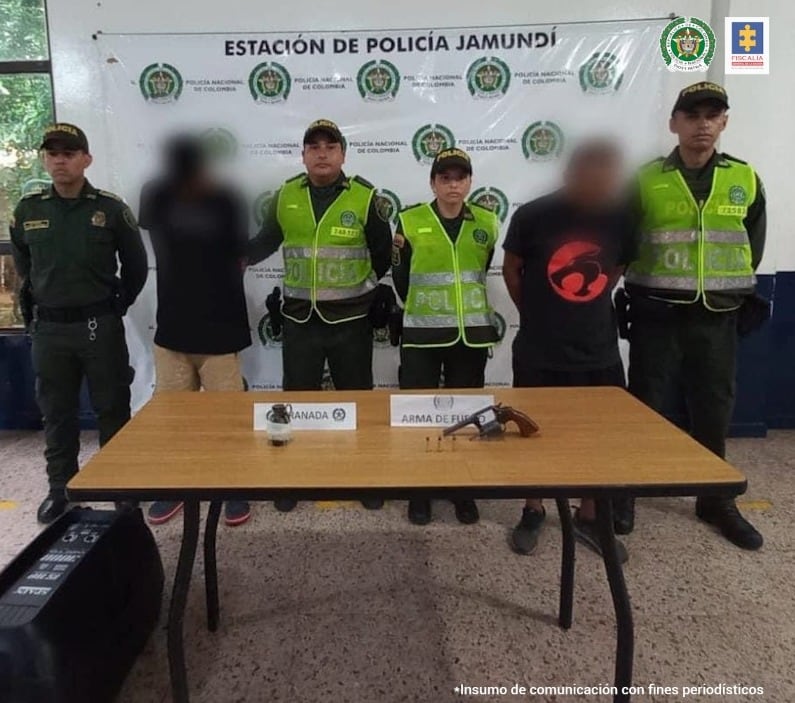 Les encontraron un revólver calibre 38 con tres cartuchos y una granada de fragmentación.