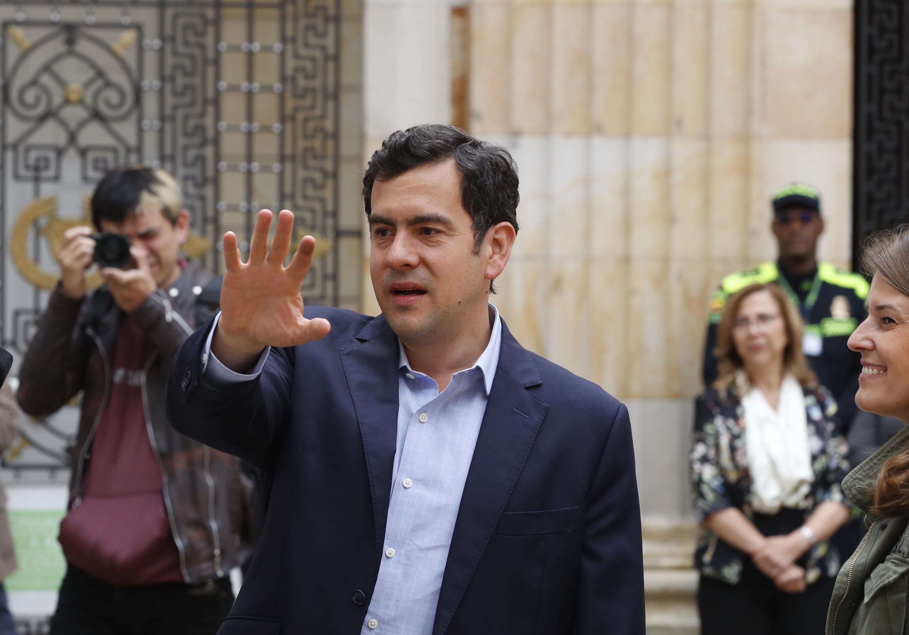 Candidato a la alcaldía de Bogotá Rodrigo Lara, ejerce su derecho al voto