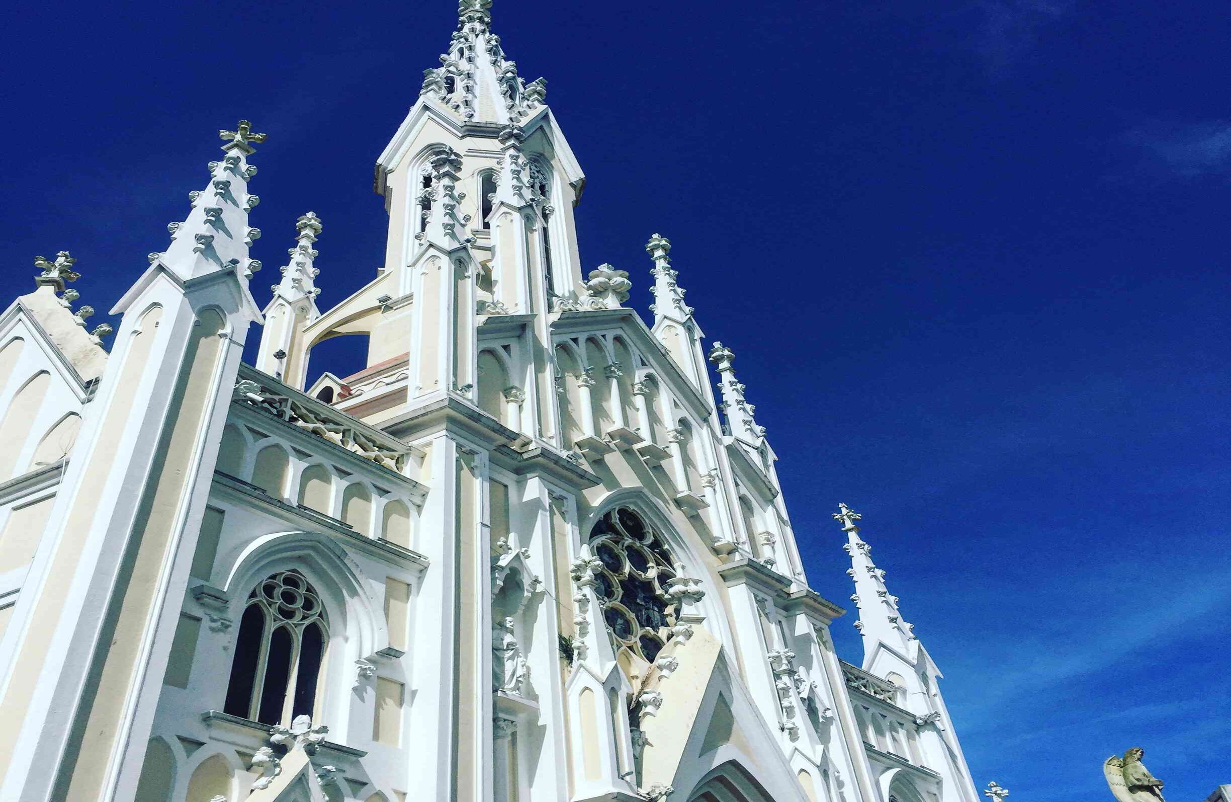 Destaca por sus arcos de medio punto e interior barroco, con vitrales monumentales y torres del estilo flamígero asimilándose a llamas de fuego. ¿Cómo llegar? A 95 kilómetros del norte de Bogotá. Está ubicada en la plaza central del municipio conocido como ‘Capital lechera de Colombia’.  Foto: Semana