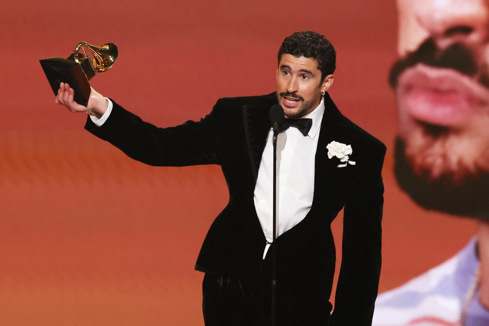 Al ganar el Grammy a Mejor Álbum Urbano por DTMF, Bad Bunny dijo: “Antes de dar gracias a Dios, diré: Fuera ICE. No somos salvajes, no somos animales”, en referencia a las medidas de Trump contra los migrantes.