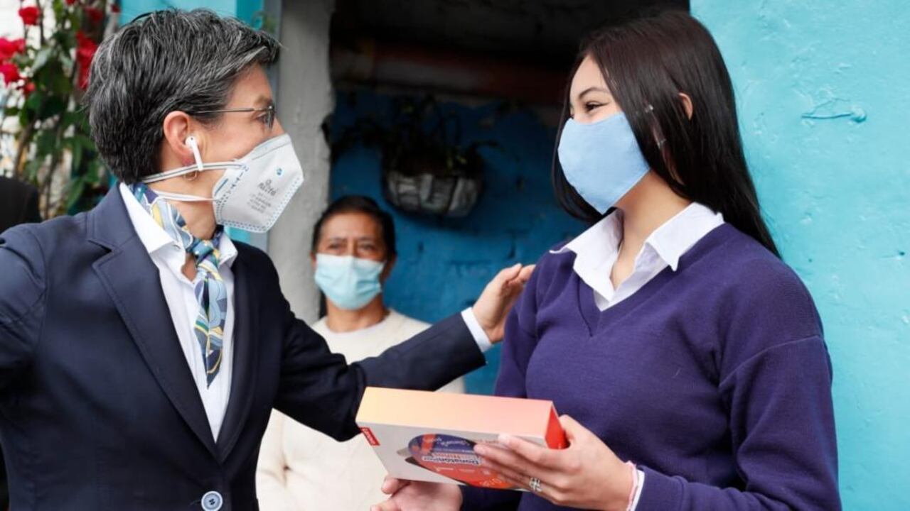 La alcaldesa de Bogotá, Claudia López, se comprometió en 2020 a entregar 100.000 tabletas a niños y jóvenes vulnerables de los colegios públicos de la capital.