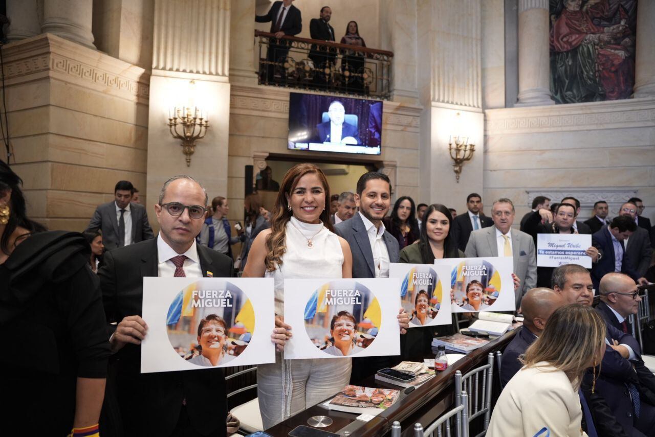 Congresistas del Centro Democrático enviando un mensaje de aliento al senador Miguel Uribe Turbay, el 20 de julio de 2025 en el Congreso de la República, en Bogotá