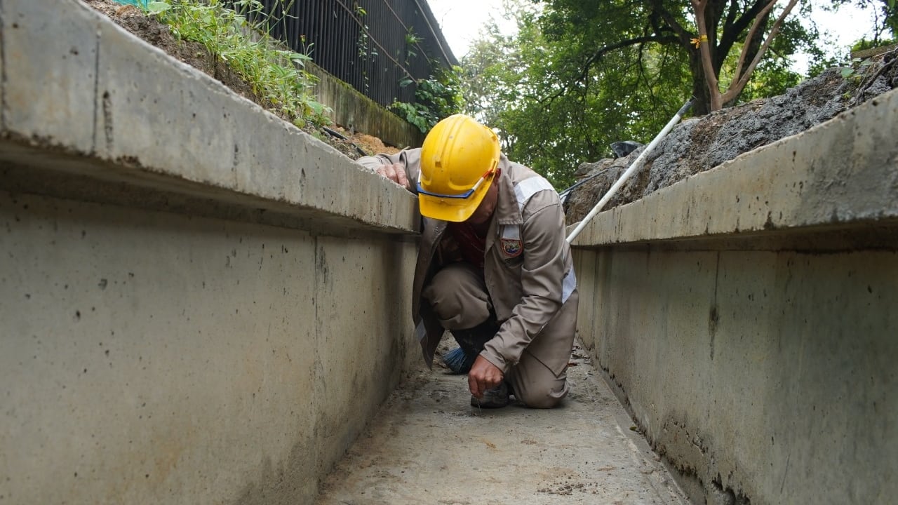 Trabajadores en las obras del Parque integral Cristo Rey de Cali, fueron agredidos; les habrían lanzado huevos e insultado.