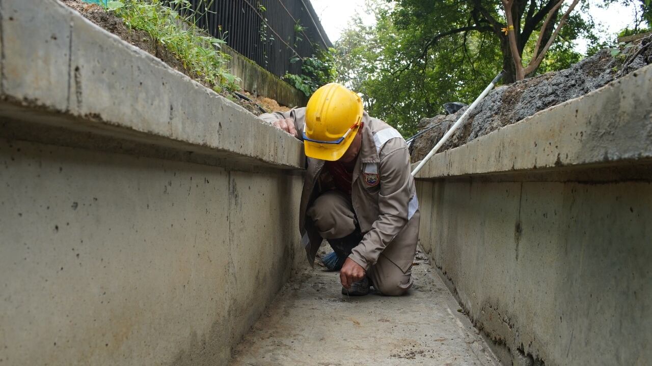 Trabajadores en las obras del Parque integral Cristo Rey de Cali, fueron agredidos; les habrían lanzado huevos e insultado.