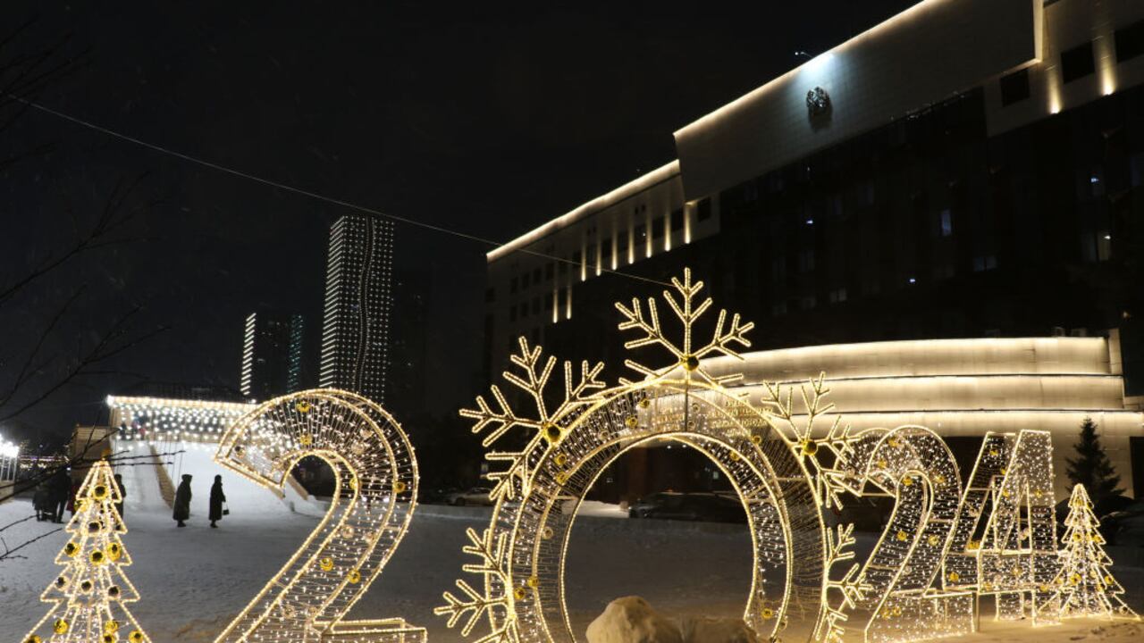 Las calles y plazas públicas están decoradas con adornos de año nuevo en Astana, Kazajstán, el 28 de diciembre de 2023. (Foto de Meiramgul Kussainova/Anadolu vía Getty Images)