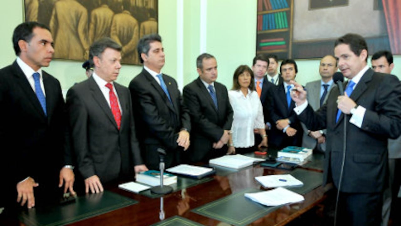 "Necesitamos de la Unidad Nacional para rodear a las víctimas", dijo el 27 de septiembre de 2010 el presidente Juan Manuel Santos, tras la radicación del proyecto de la Ley de Víctimas.