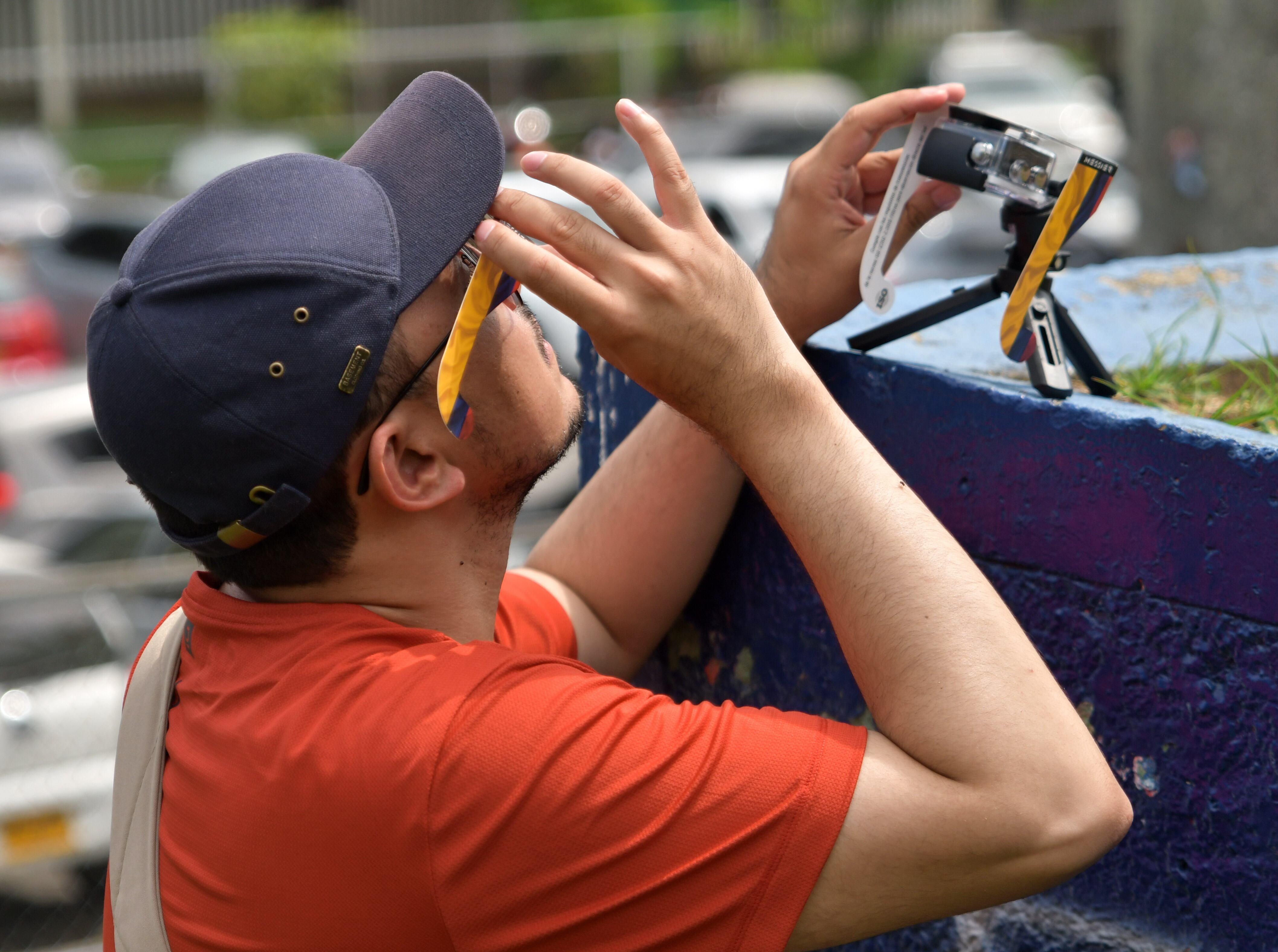 Decenas de personas llegaron al parque Las Banderas, en el sur de Cali, donde se vive el eclipse anular de sol, el evento astronómico de los últimos tiempos y que se repetirá en 2038