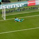 Enner Valencia de Ecuador anota el primer gol de penalti durante el partido de fútbol del Grupo A de la Copa del Mundo entre Qatar y Ecuador en el Estadio Al Bayt en Al Khor, Qatar, el domingo 20 de noviembre de 2022.