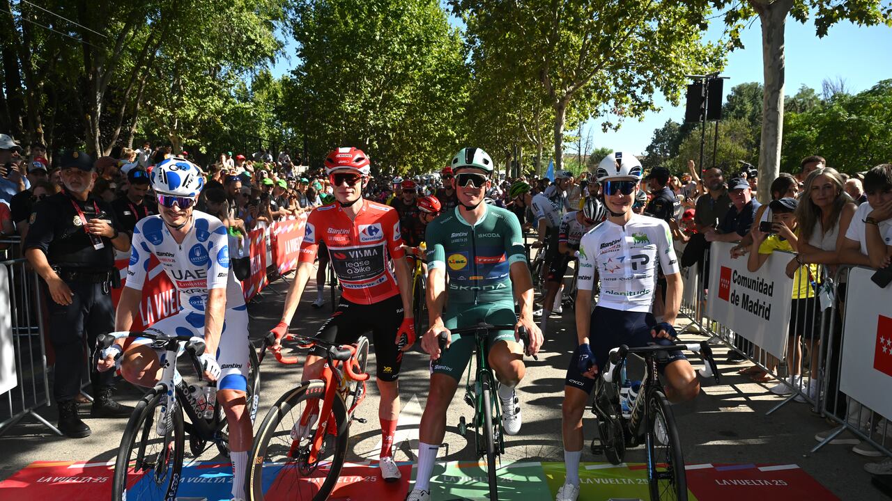 Matthew Riccitello, del Israel-PremierTech, vistiendo la camiseta blanca de los jóvenes en la Vuelta a España 2025