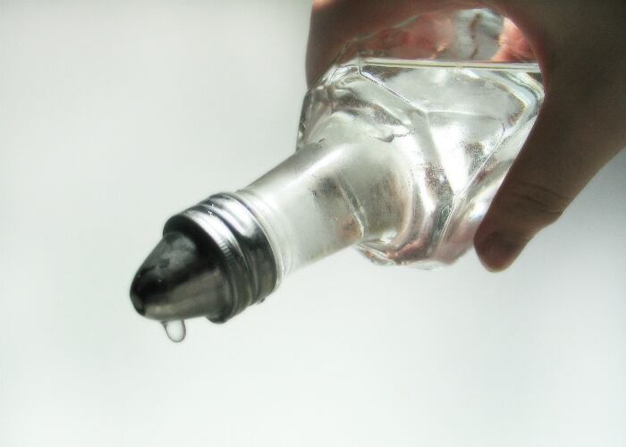 El vinagre ayuda en la limpieza de la ropa.