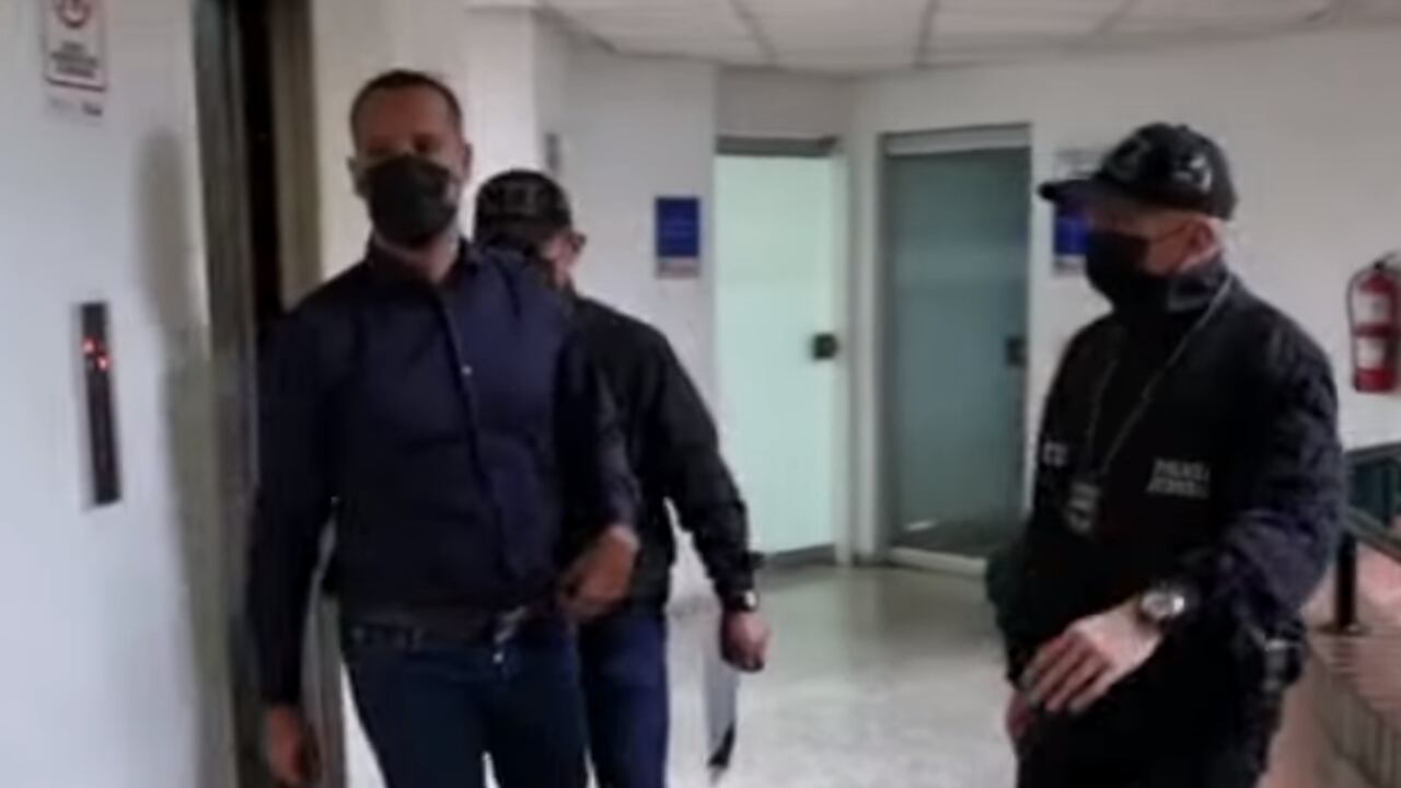 El abogado Diego Cadena se entregó a la justicia.