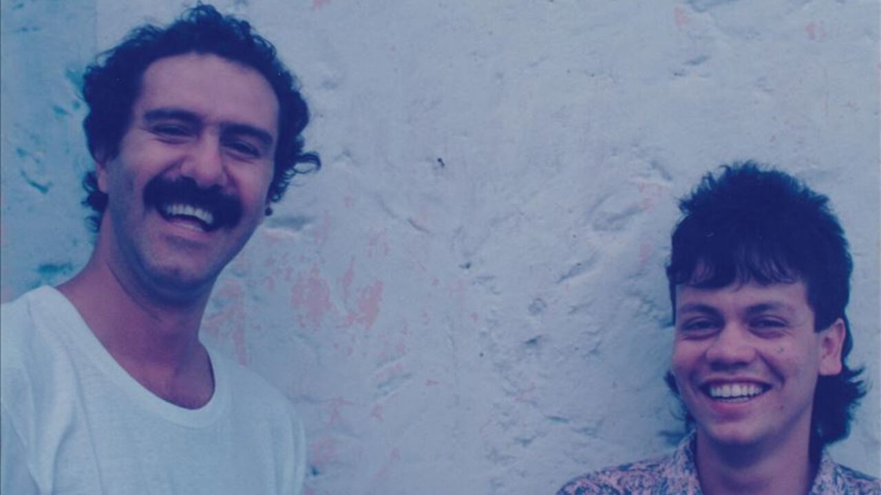 Víctor Gaviria y Tyron Gallego (Wílfer en la novela), en el estudio Ivo Romani, en los días en que estaban escribiendo juntos 'El pelaíto que no duró nada', en 1989. (Crédito obligatorio: Fotos cedidas por Víctor Gaviria) Agencia Anadolu