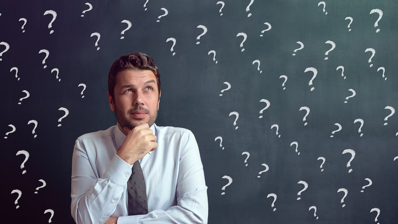Hombre haciéndose preguntas