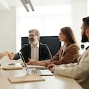 Estos puestos requieren habilidades interpersonales excepcionales, así como la atracción y selección de candidatos, la gestión de beneficios y compensaciones, la implementación de programas de capacitación y la resolución de conflictos laborales.