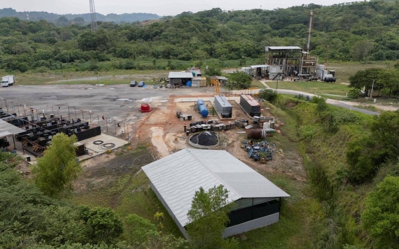 Vista aérea de la refinería ilegal desmantelada en Veracruz, rodeada de vegetación selvática.