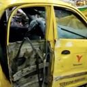 Así quedó el taxi tras terminar dentro de un supermercado en el sur de Bogotá