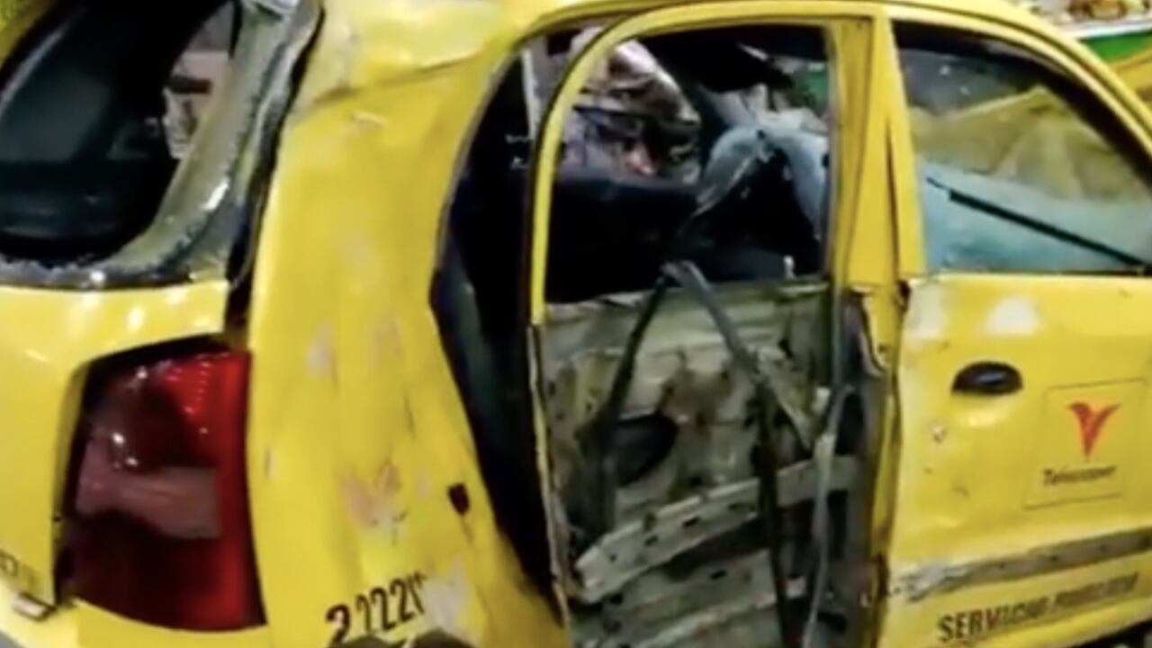 Así quedó el taxi tras terminar dentro de un supermercado en el sur de Bogotá