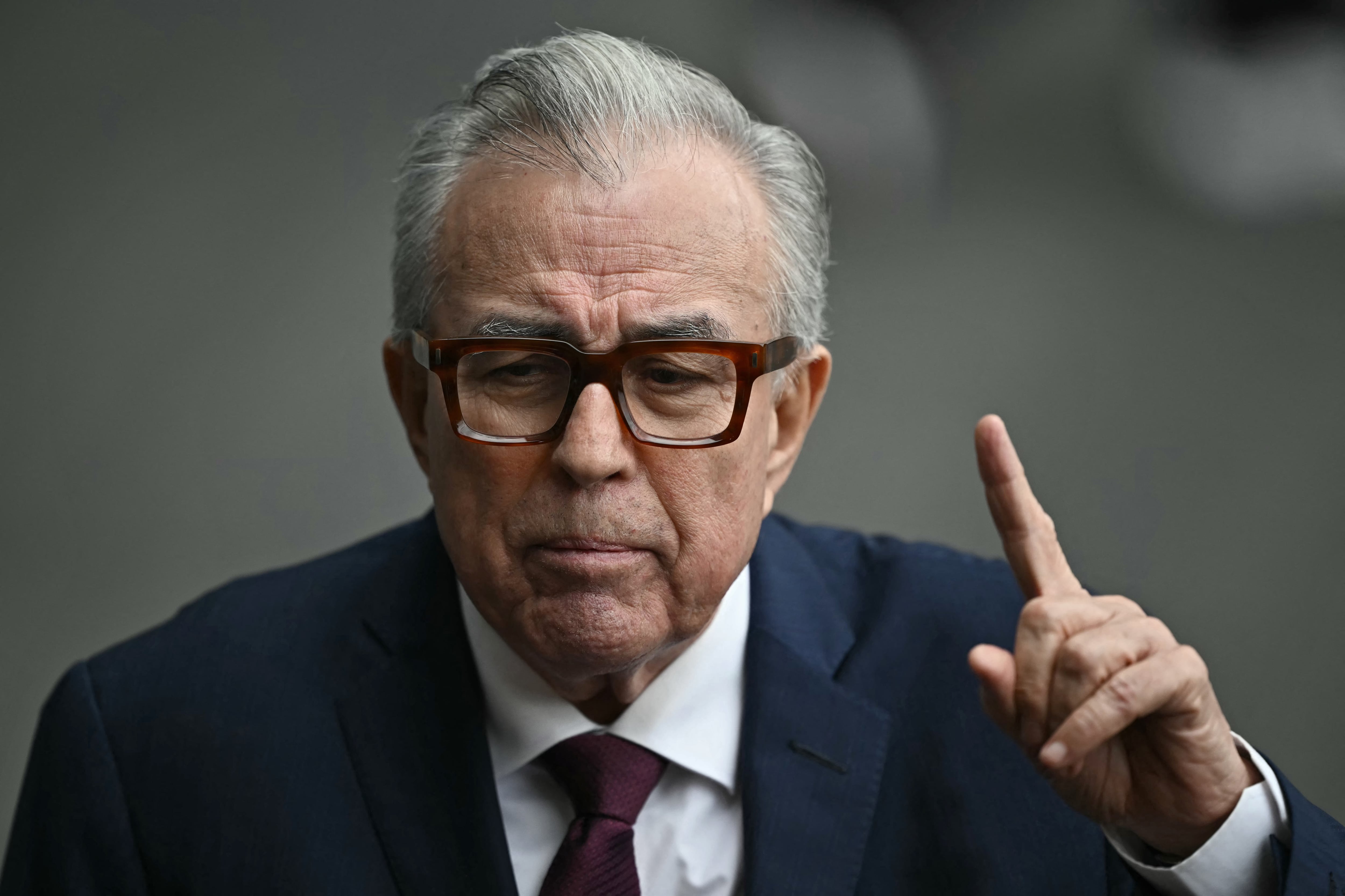 El gobernador de Sinaloa, Rubén Rocha Moya, habla al salir de la ceremonia de investidura de la nueva presidenta de México, Claudia Sheinbaum, en el Congreso de la Unión en la Ciudad de México, el 1 de octubre de 2024.