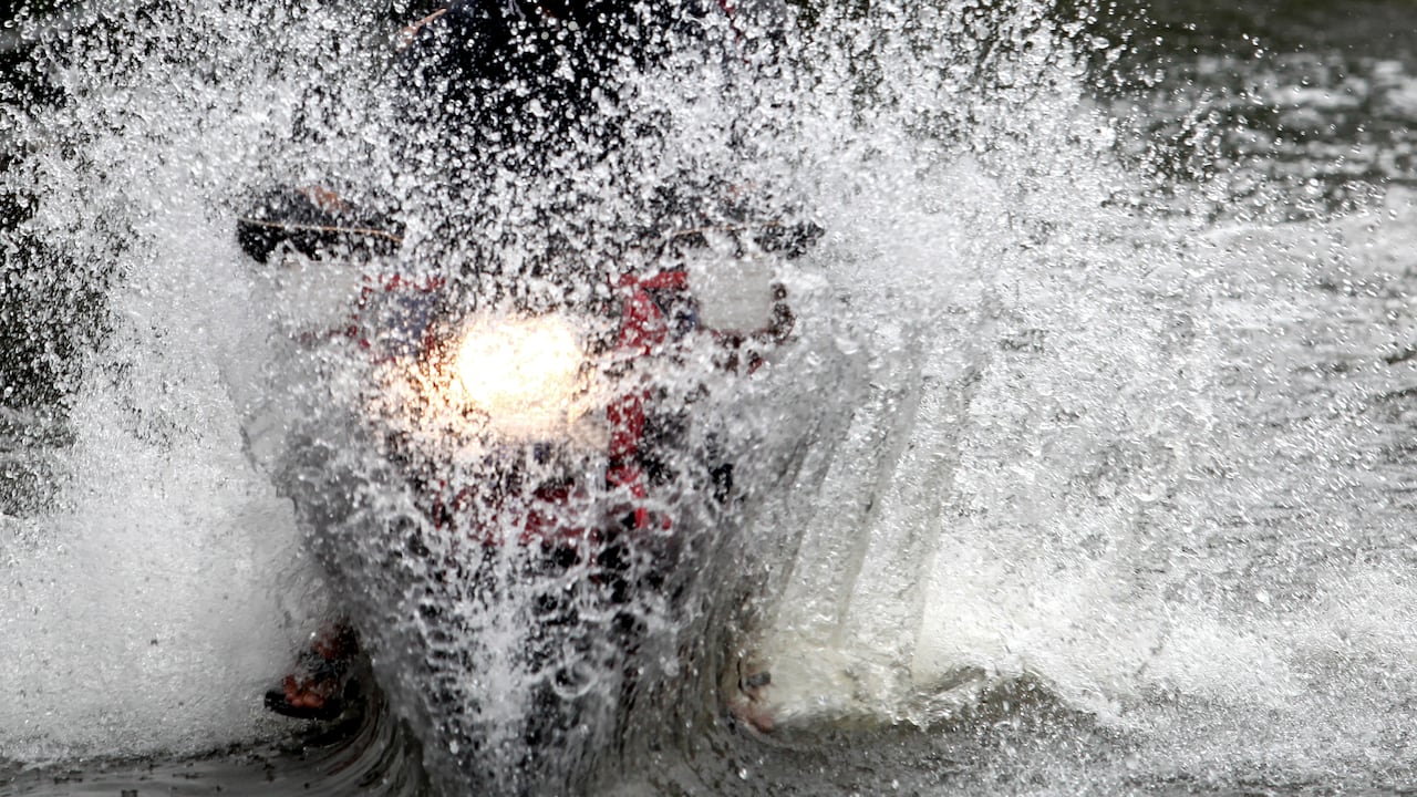 La pérdida de agarre entre la llanta y el pavimento incrementa el riesgo de accidentes durante la temporada invernal.