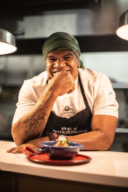 El chef afrocolombiano Rey Guerrero, fue el ganador del prestigioso Gourmand World Cookbook Award 2025 en la categoría de mejor libro de literatura y cultura gastronómica afroamericana del mundo con su obra “Sabores de Resistencia, la cocina de Rey Guerrero”.