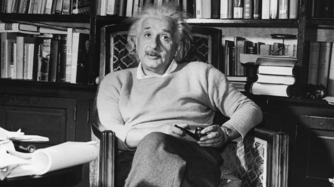 Einstein defendía una visión determinista del universo, resumida en su famosa frase: “Dios no juega a los dados con el universo”.
