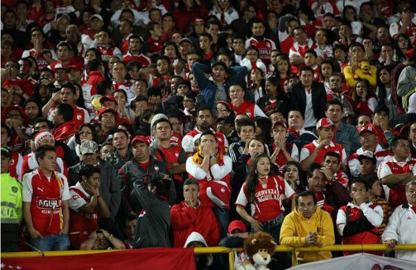 La hinchada de Santa Fe vivió la angustia por el primer gol. Foto: León Darío Peláez