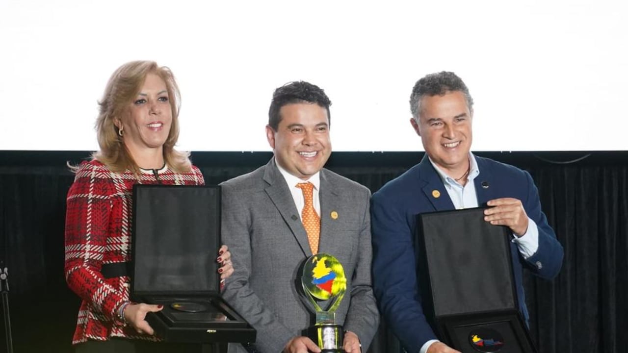 Clara Luz Roldán, finalista del premio 'mejores gobernantes', junto a los gobernadoras Nicolás García y Aníbal Gaviria.
