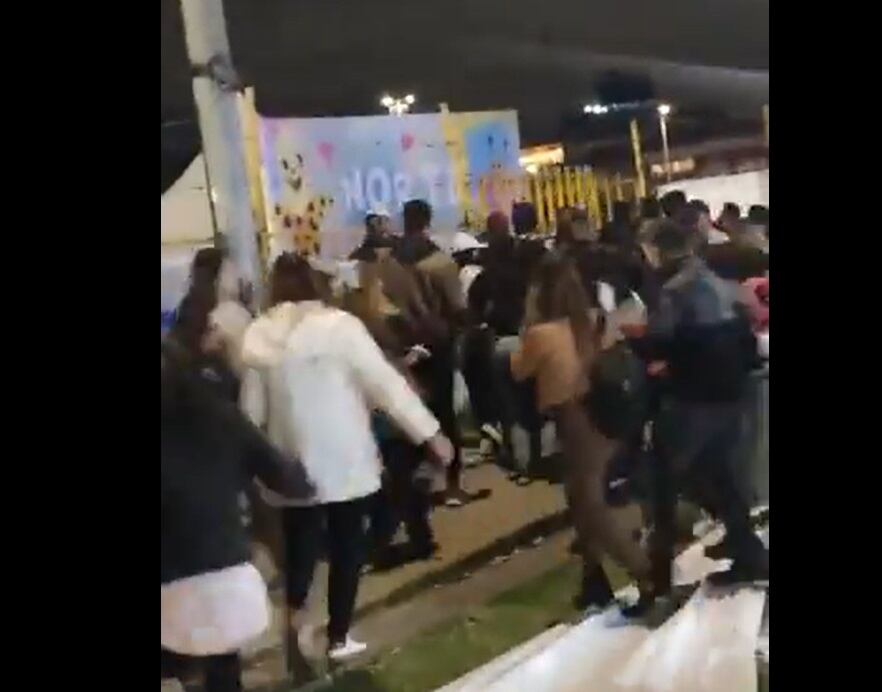 Asistentes denuncian que personas estarían rompiendo filtros de seguridad para ingresar a las malas al estadio.