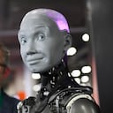 Morgan Roe, director de operaciones de Engineered Arts, habla sobre el robot humanoide Engineered Arts Ameca con inteligencia artificial como se demuestra durante el Consumer Electronics Show (CES) el 5 de enero de 2022 en Las Vegas, Nevada. (Foto de Patrick T.FALLON / AFP)