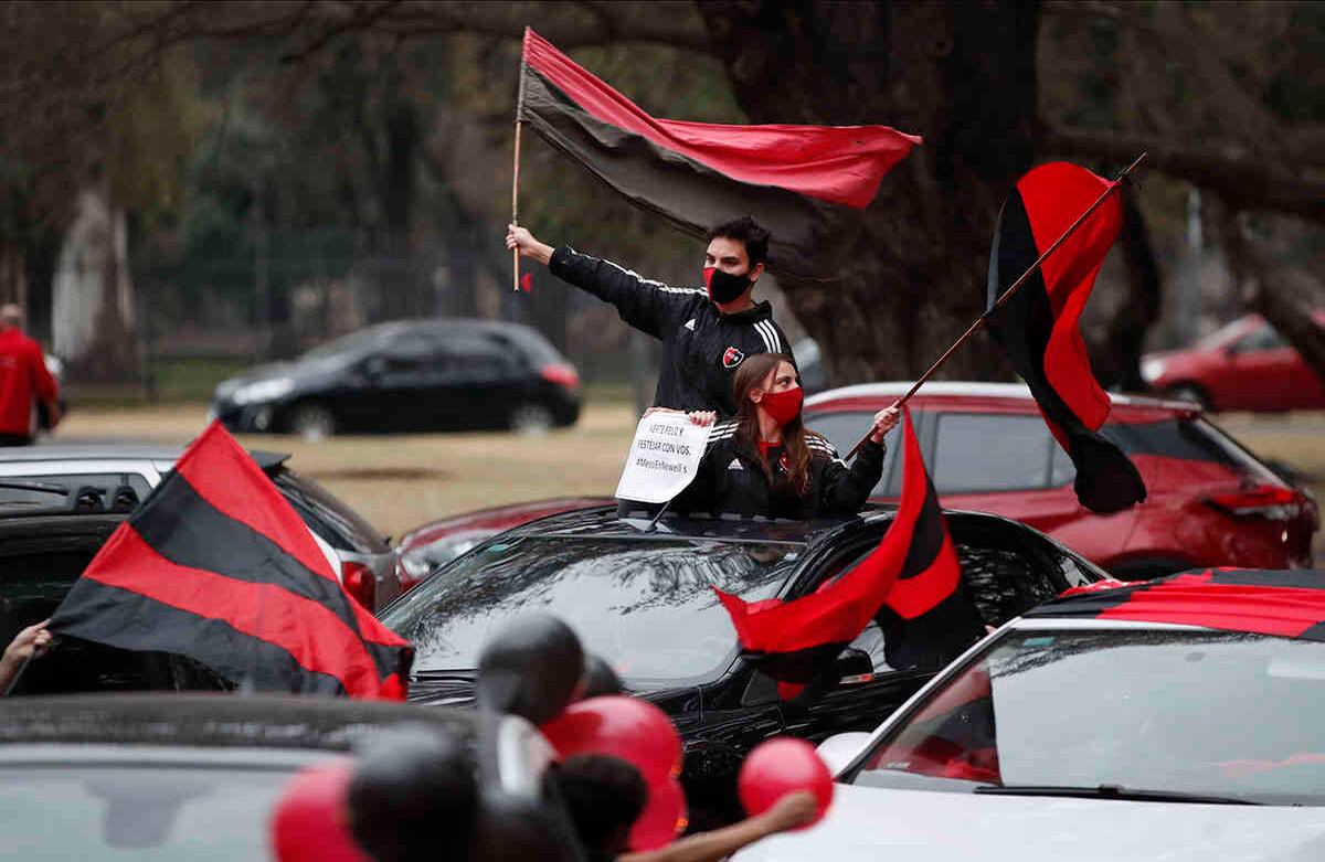 Los fanáticos del club de fútbol Newell's Old Boys participan en una caravana por la ciudad natal de la estrella del fútbol Leonel Messi, en Rosario, Argentina, el jueves 27 de agosto. Los fanáticos esperan atraerlo a casa después de su anuncio de querer irse del Barcelona, luego de casi dos décadas con el club español. Foto: Natacha Pisarenko / AP