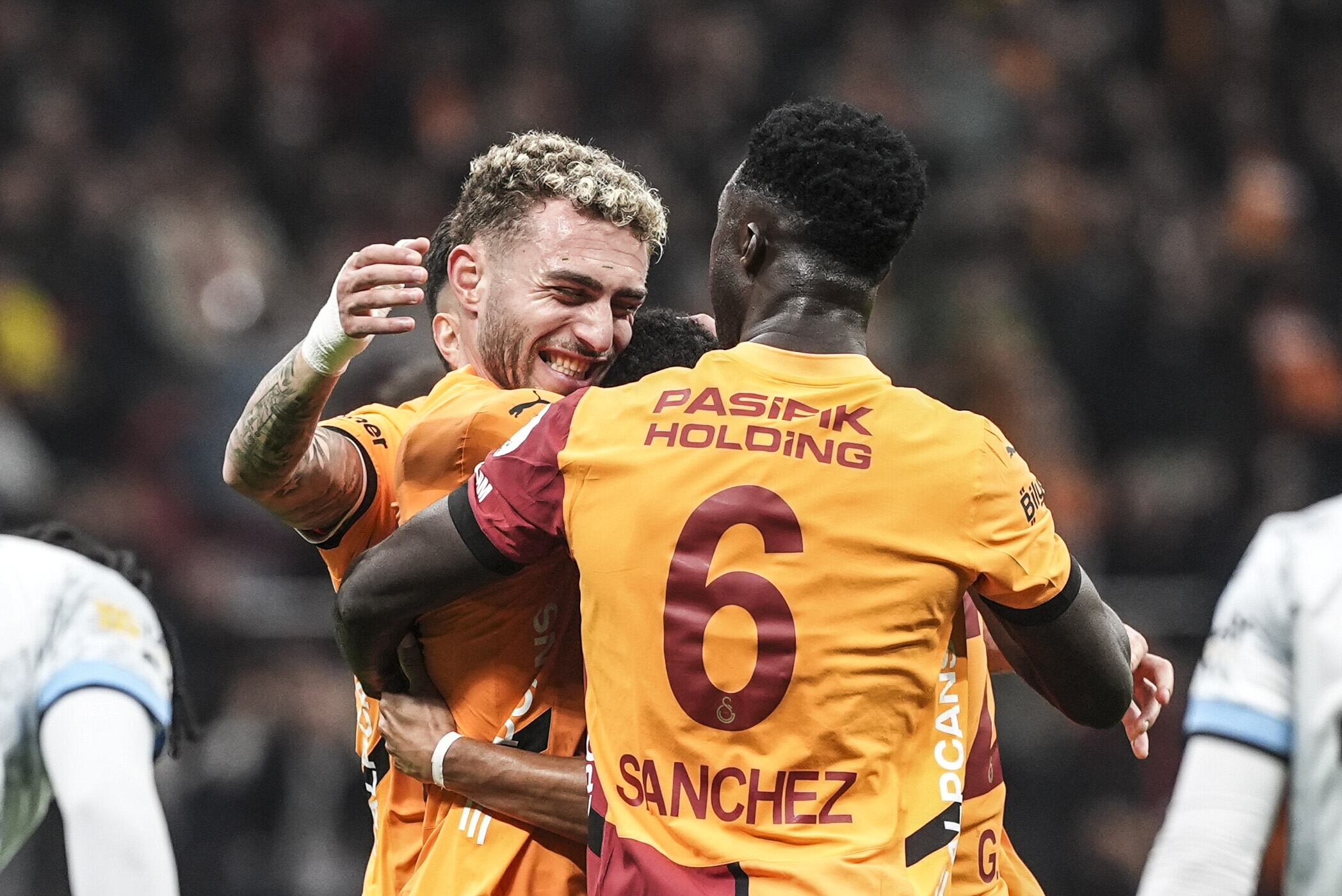 Dávinson Sánchez (6) celebra su gol con el Galatasaray en la fecha 32 de la Liga de Turquía.