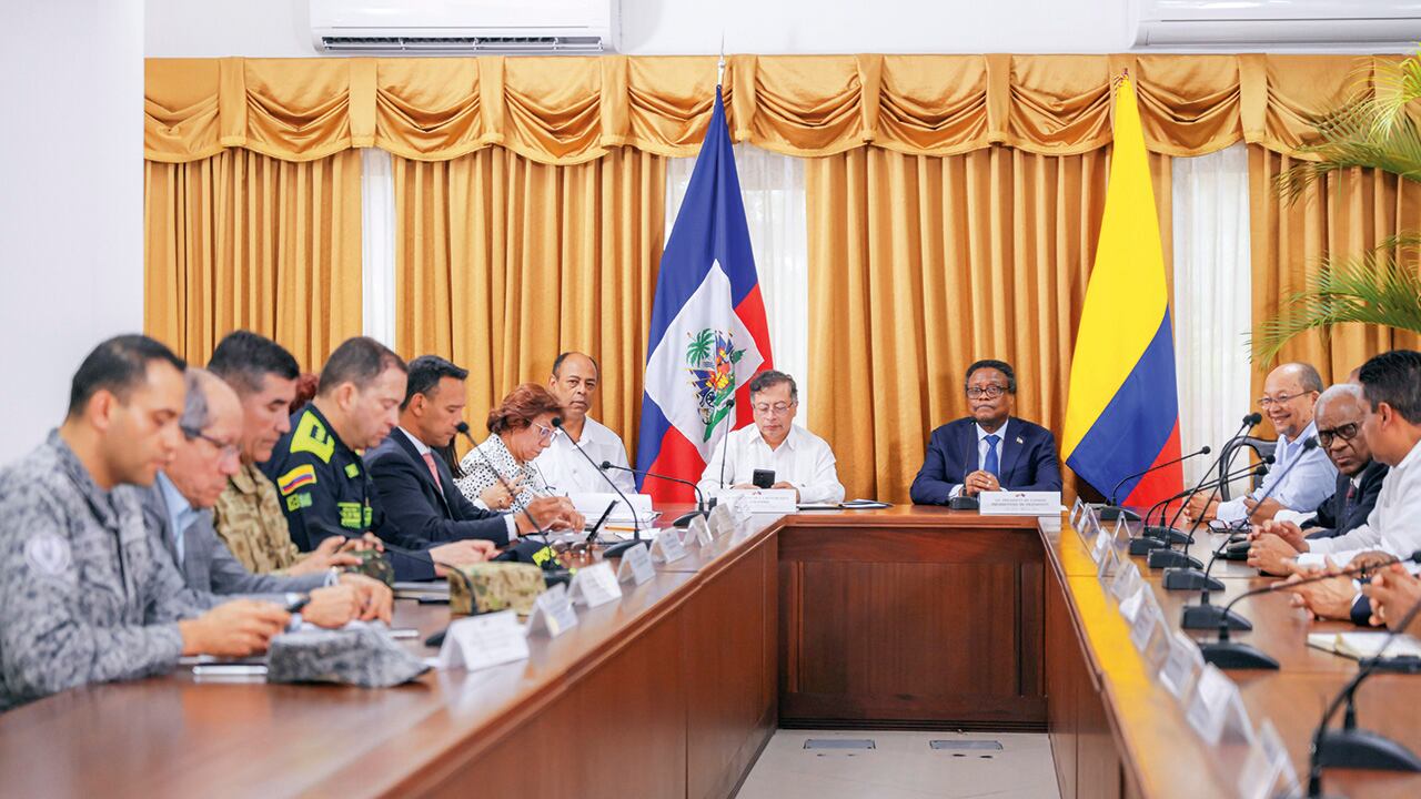 ¿El presidente Gustavo Petro adelantó una visita diplomática en Haití con figuras políticas de ese país. A la derecha: los documentos que la empresaria le entregó a SEMANA y que ratifican sus denuncias. 