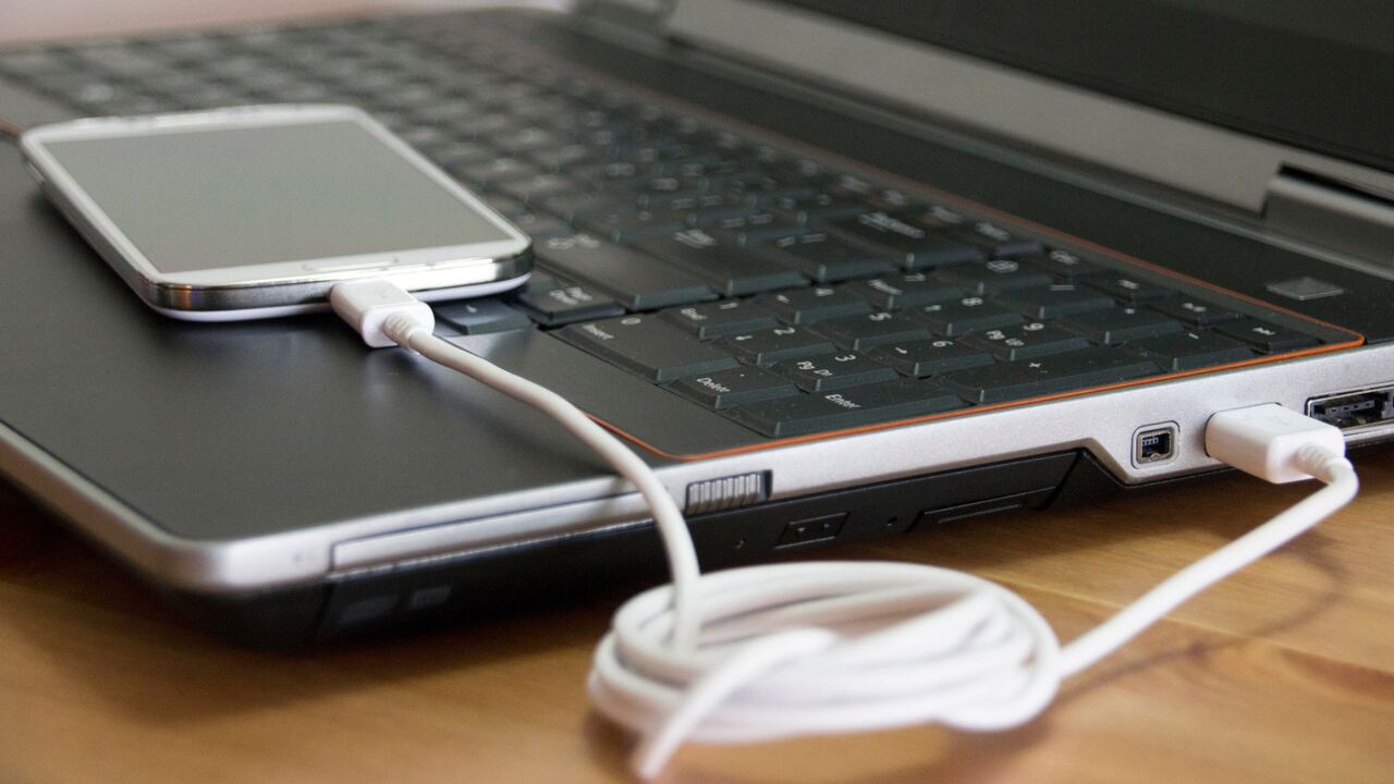 Si el celular se carga de manera incorrecta, la batería puede sufrir consecuencias a corto y largo plazo.