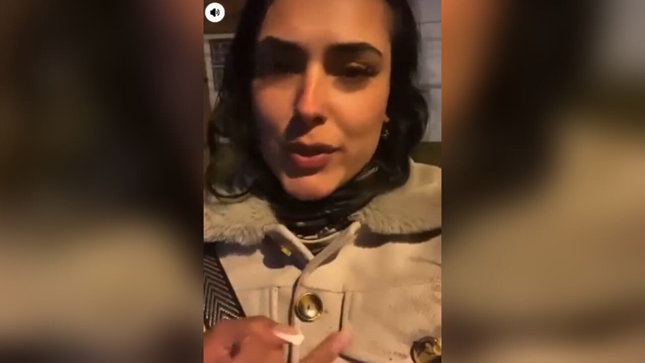 La mujer atropelló al sujeto que le rapó el celular.