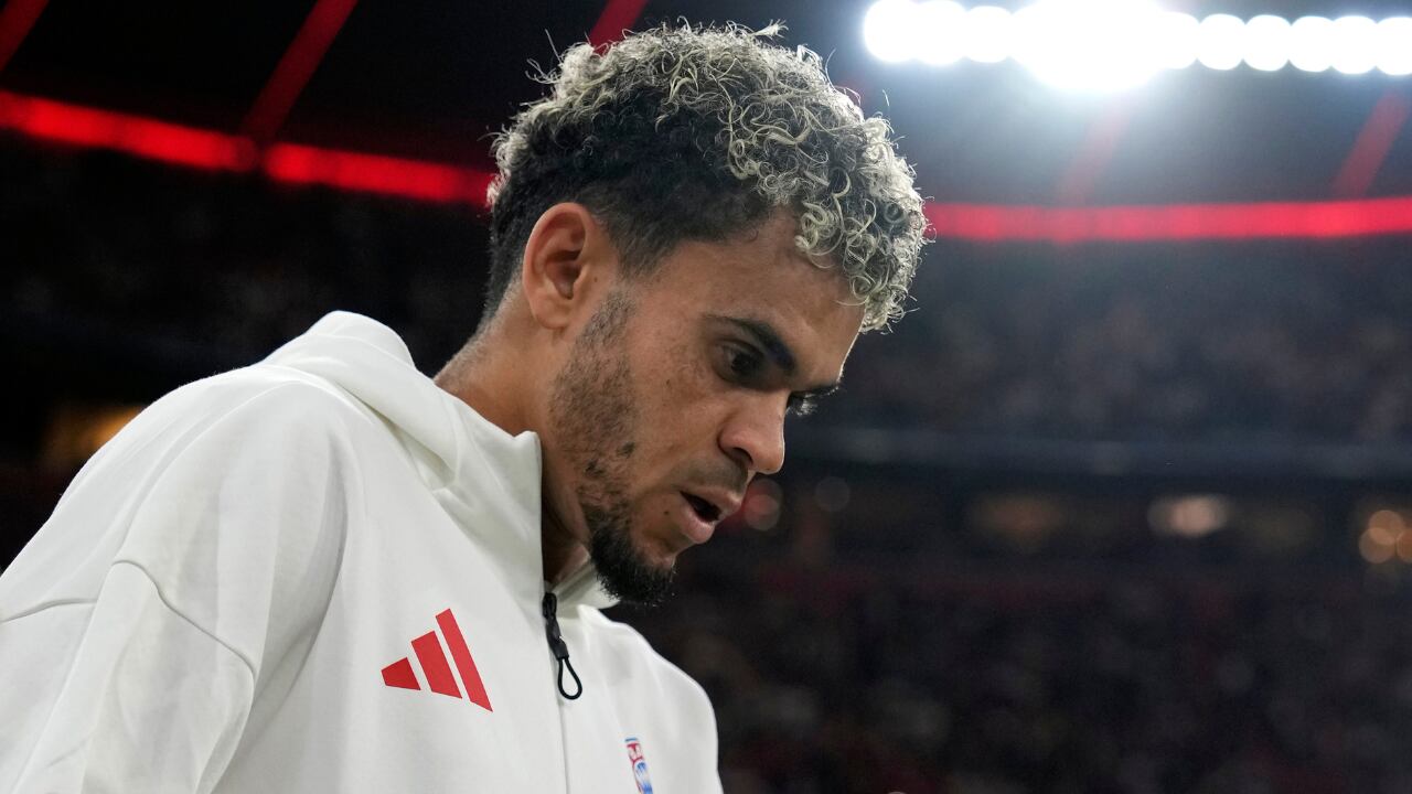 Luis Díaz ingresando al estadio Allianz Arena, casa del Bayern Múnich.