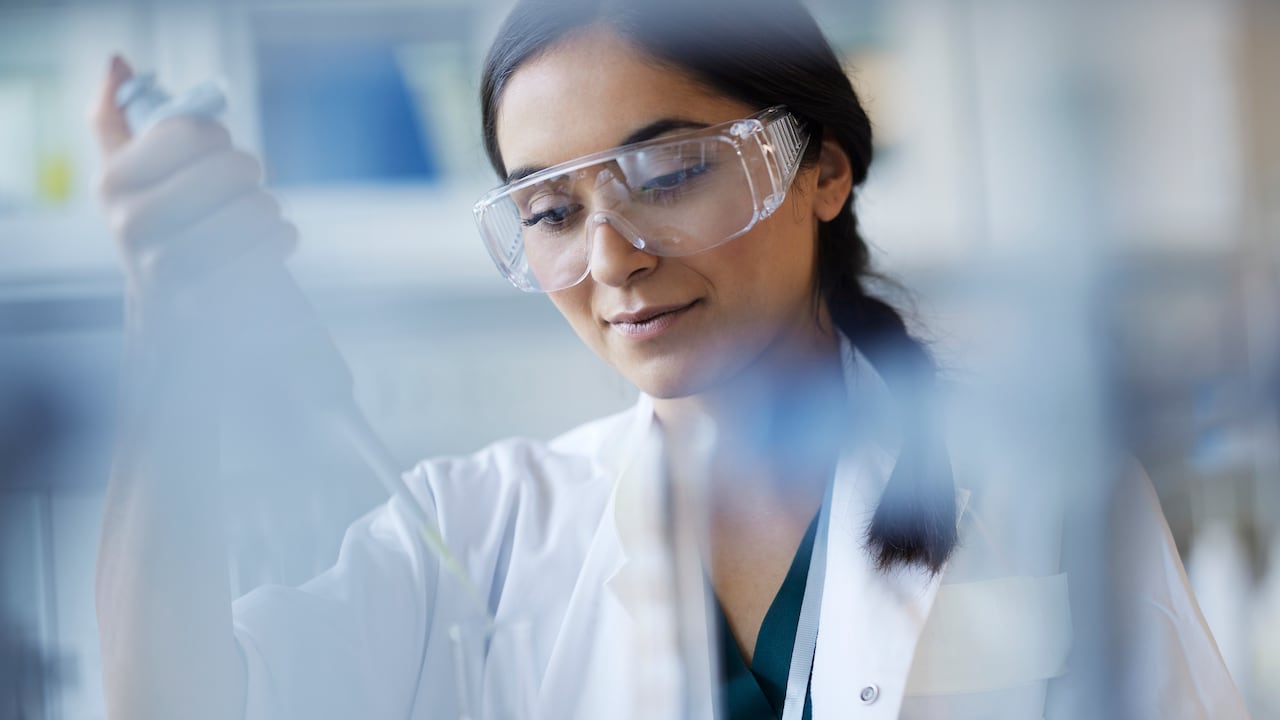 Joven científica trabajando en el laboratorio