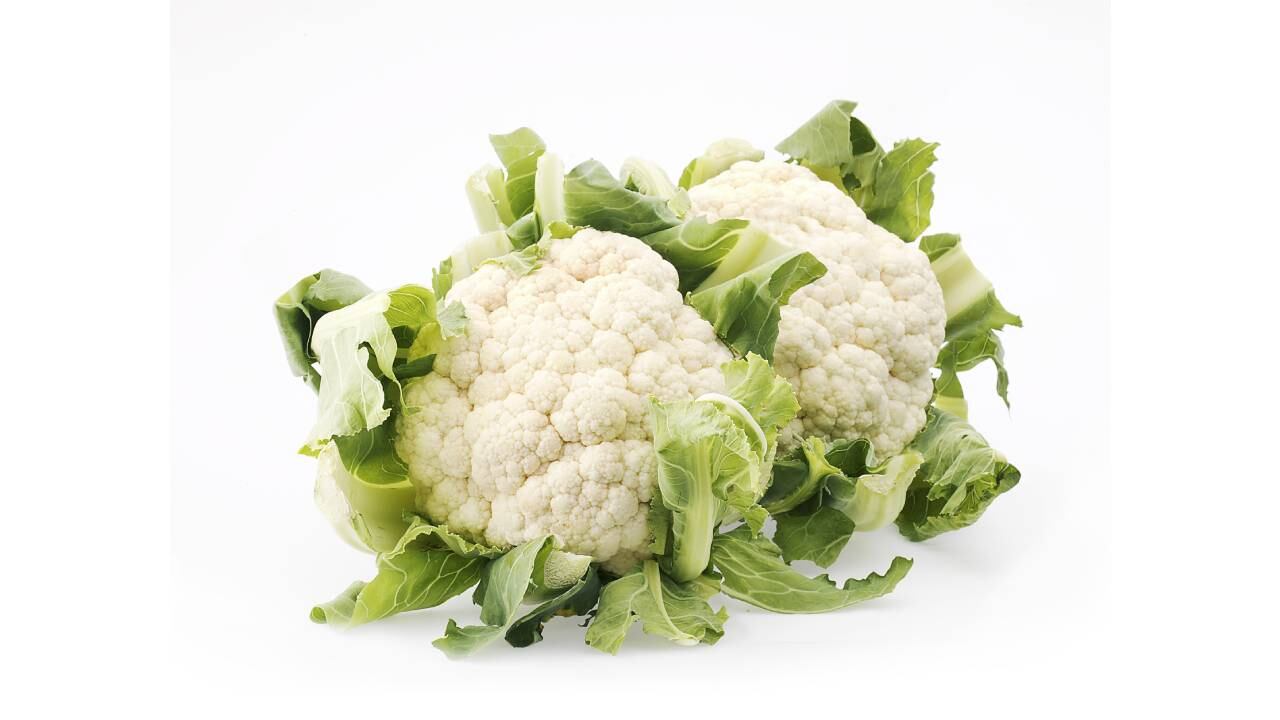 El coliflor es un buen sustituto bajo en calorías de alimentos calóricos, como el arroz y la harina. Foto: Getty images.