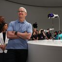 El CEO de Apple, Tim Cook, inauguró la conferencia anual de desarrolladores WWDC23 con el anuncio de los nuevos auriculares de realidad mixta Apple Vision Pro.
