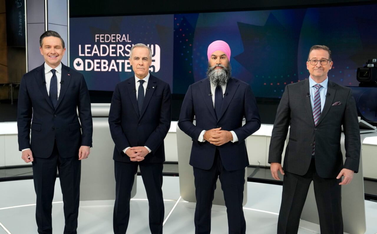 El líder conservador Pierre Poilievre (de izquierda a derecha), el líder liberal Mark Carney, el líder del Nuevo Partido Democrático Jagmeet Singh y el líder del Bloque Quebequense Yves-François Blanchet se toman una foto grupal antes de participar en el debate de líderes federales en inglés, en Montreal, el jueves 17 de abril de 2025.