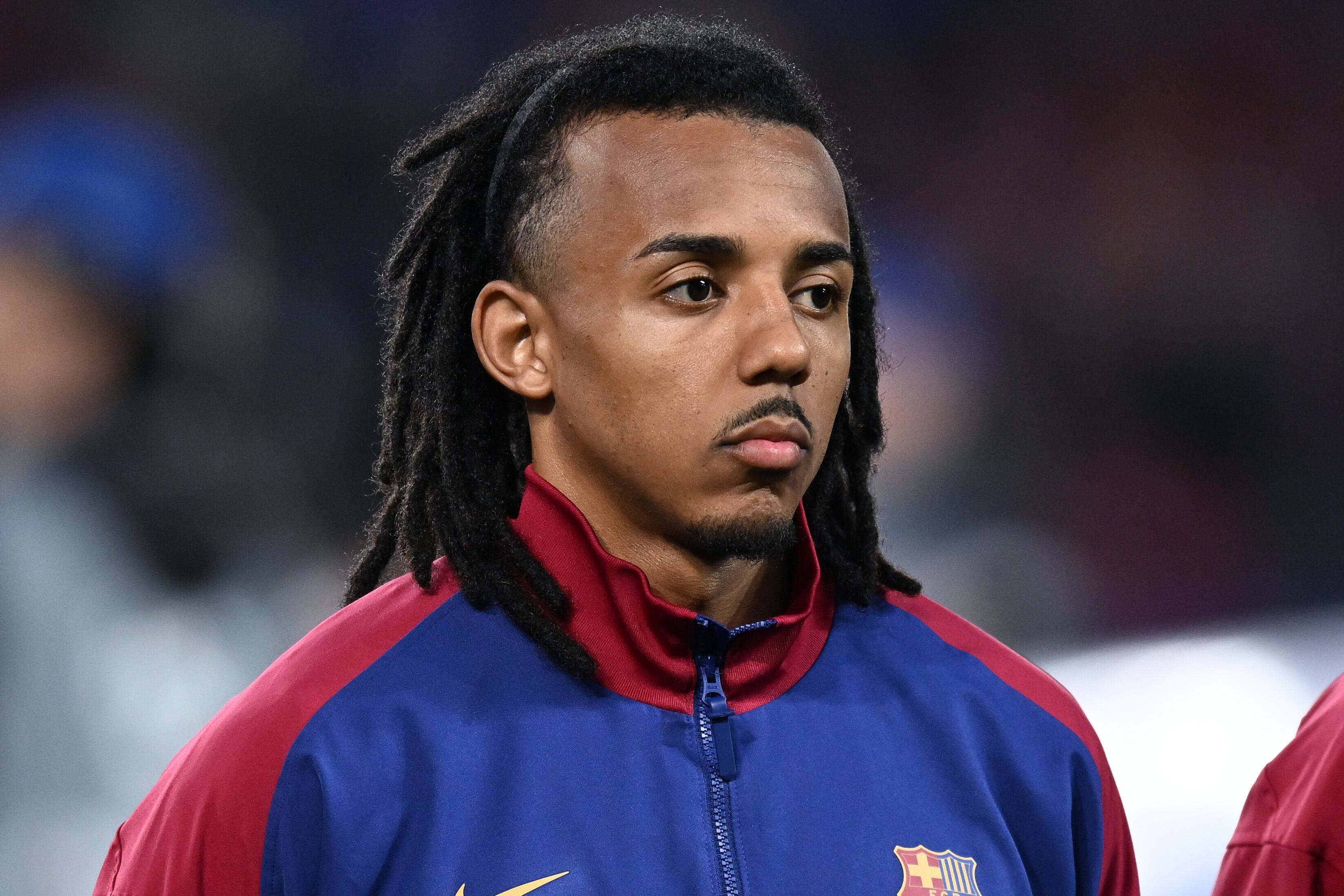 Jules Koundé, reciente tormento del Real Madrid, se queda fuera del clásico por lesión. No estaría en óptimas condiciones aún.