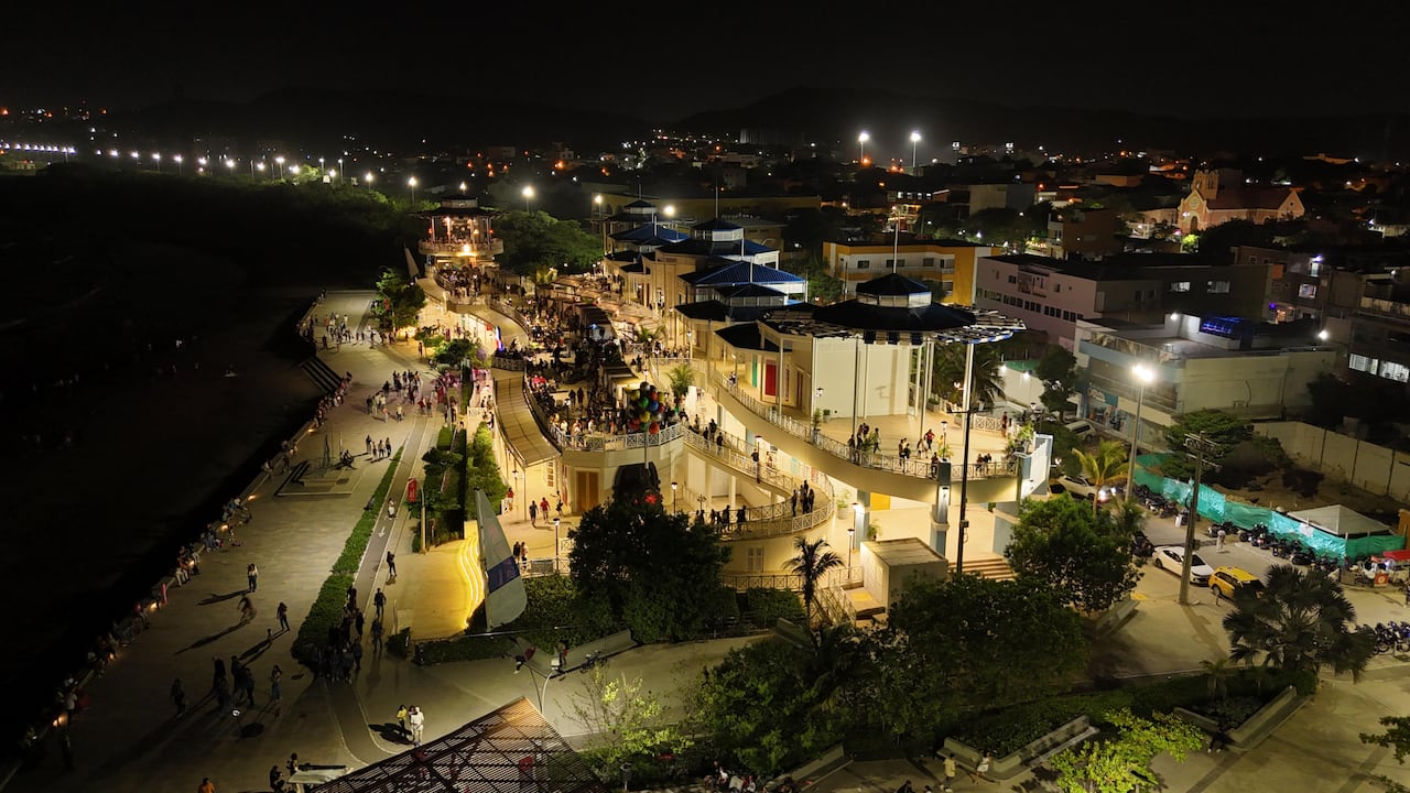 Vista nocturna de Puerto Colombia, Atlántico.