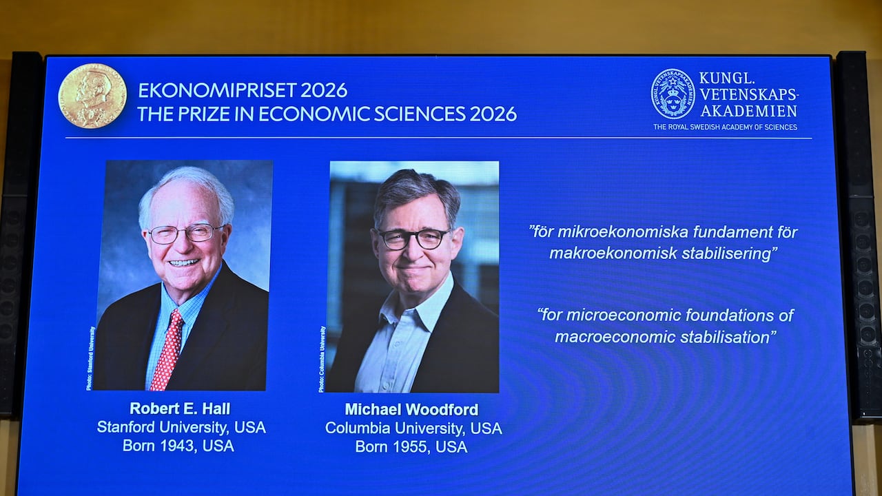 Retratos de Robert E. Hall y Michael Woodford, ganadores del Premio del Banco de Suecia de Ciencias Económicas en Memoria de Alfred Nobel, en la Academia Sueca de Ciencias en Estocolmo, Suecia.