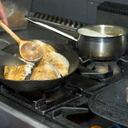 Es recomendable usar ollas de un tamaño mayor al de la hornilla, ya que esto hace que se caliente la olla por completo y se aproveche al máximo la energía que se está transmitiendo.