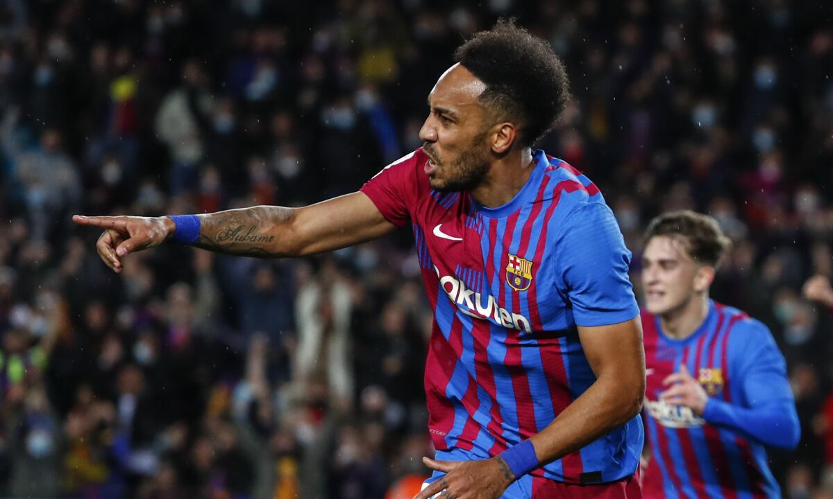 Pierre-Emerick Aubameyang del Barcelona celebra tras marcar un gol en el encuentro ante el Osasuna en la Liga española, el 13 de marzo de 2022. (AP/Joan Monfort)