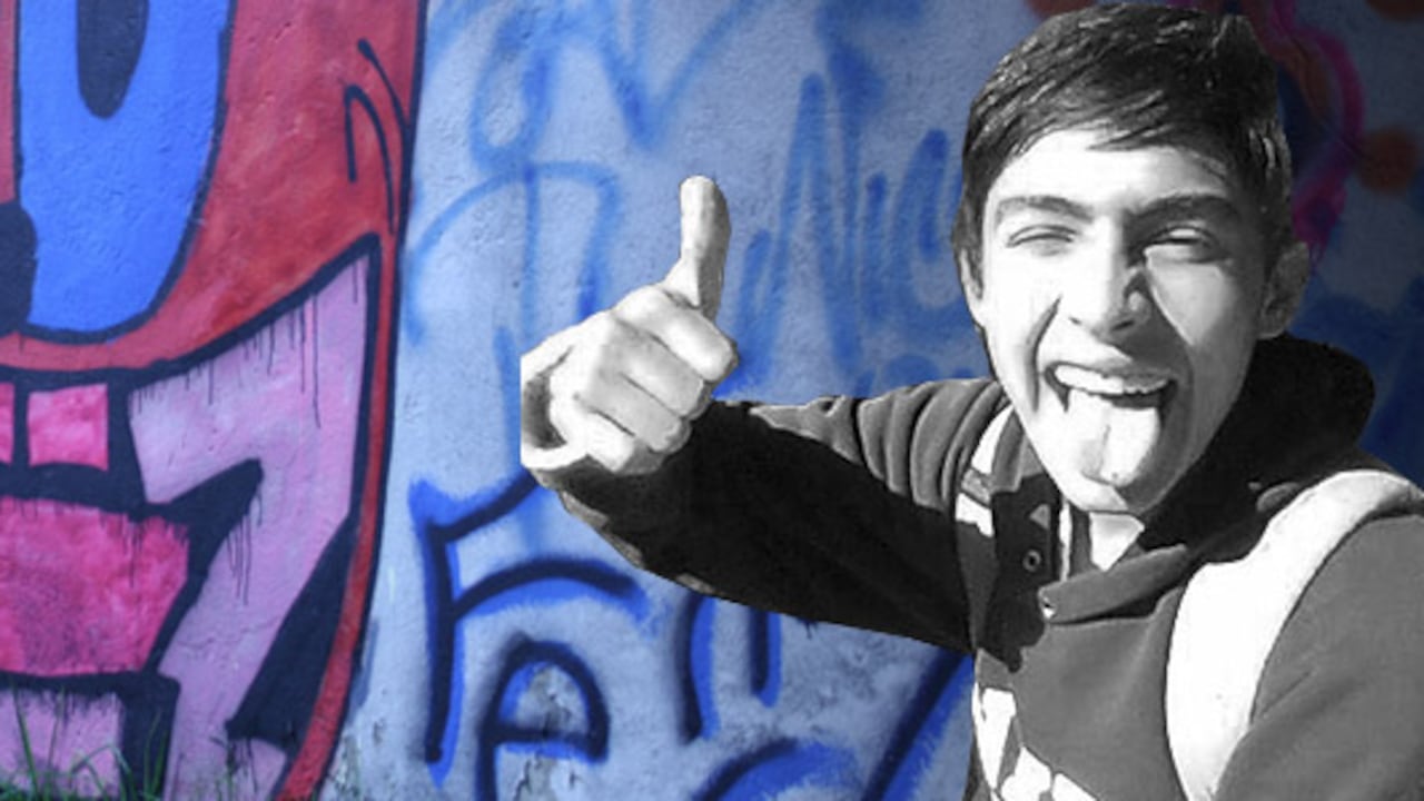 Diego Felipe Becerra. Al fondo, la imagen de unos de los grafitis hechos en la tarde del viernes.